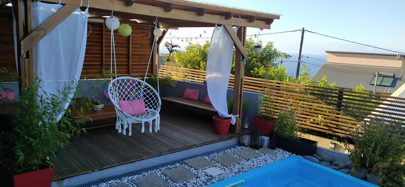 Le fauteuil suspendu sous la pergola