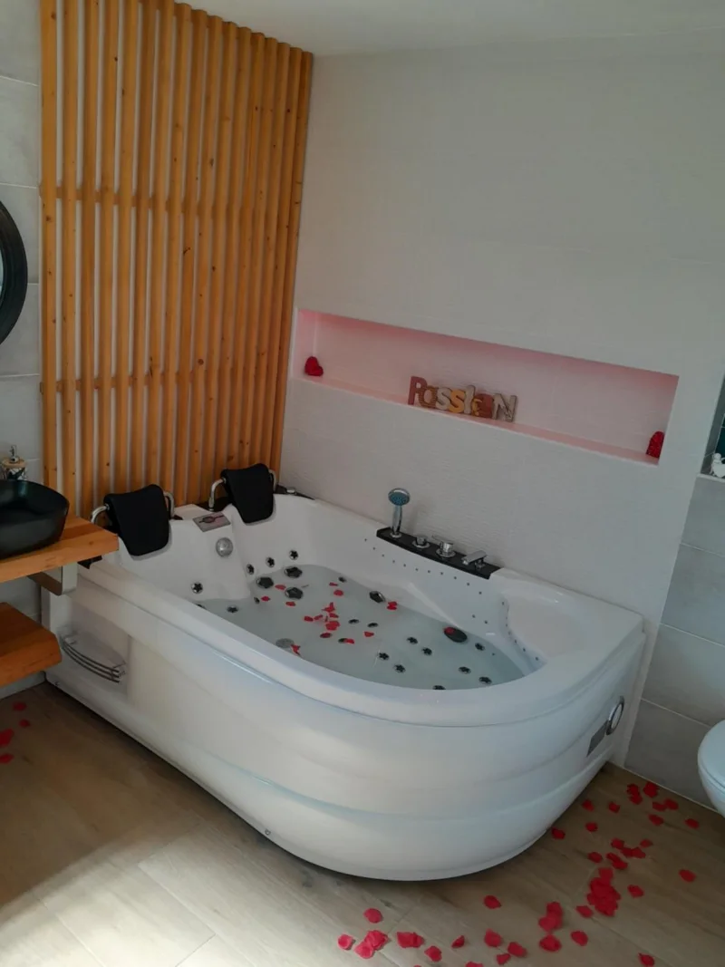 La baignoire balnéo de la chambre Passion