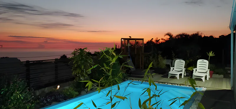 La piscine de la Kazanou au coucher du soleil, face à l'océan