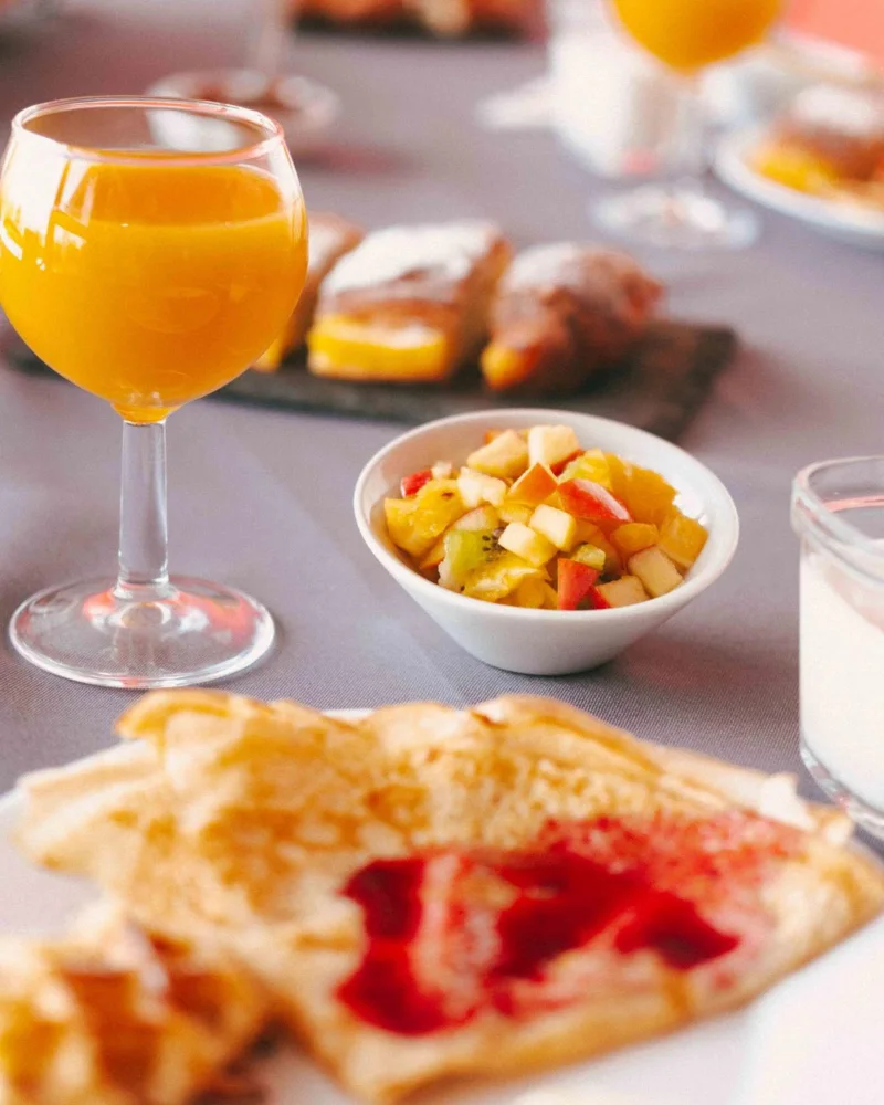 La salade de fruits frais et le jus du matin