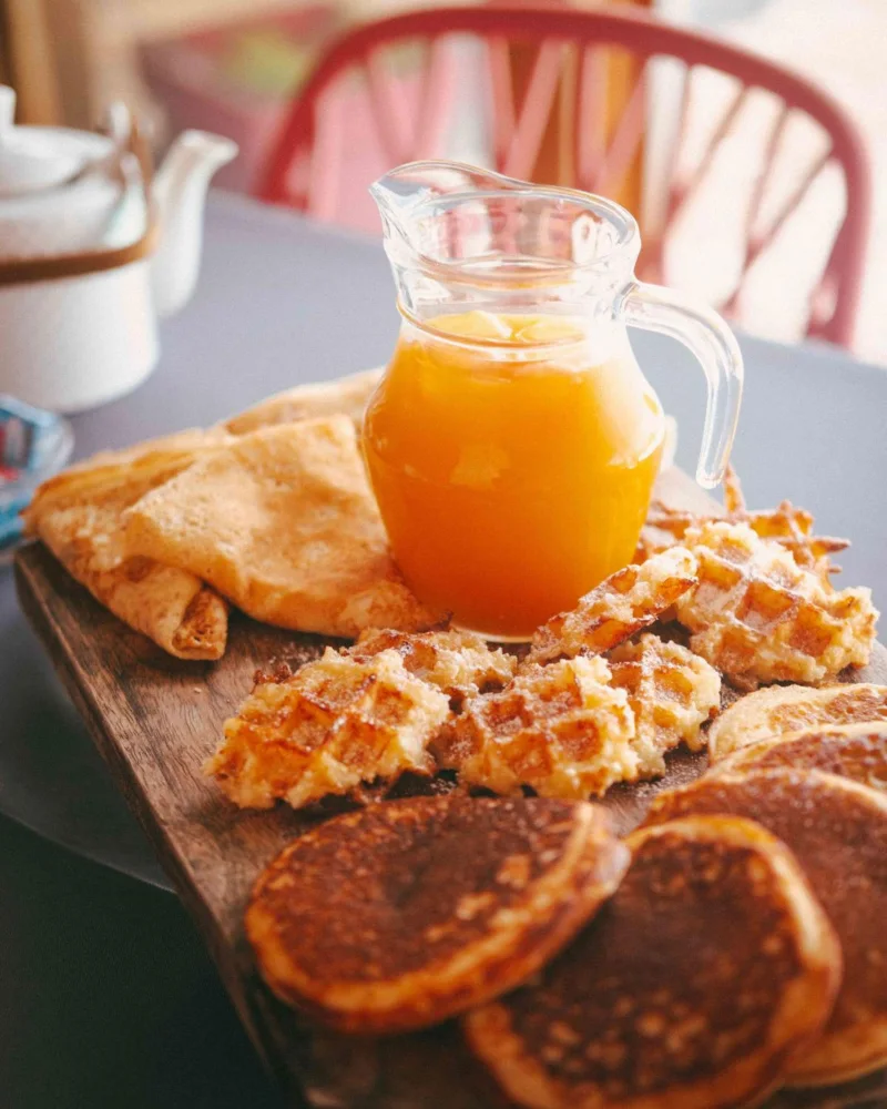 Les gaufres, la crêpe et le jus maison du petit déjeuner