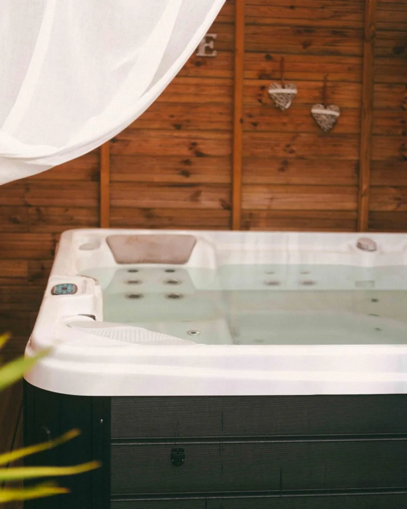 Le jacuzzi sous son abri en bois