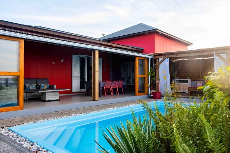 La maison et sa piscine au milieu du jardin