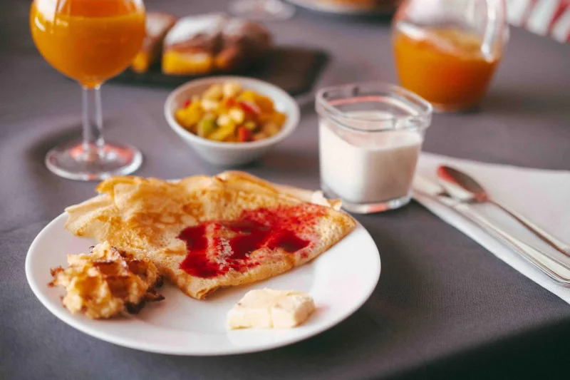 Le petit déjeuner de la Kazanou : crêpe à la confiture, gaufres, salade de fruits, yaourt et jus maison