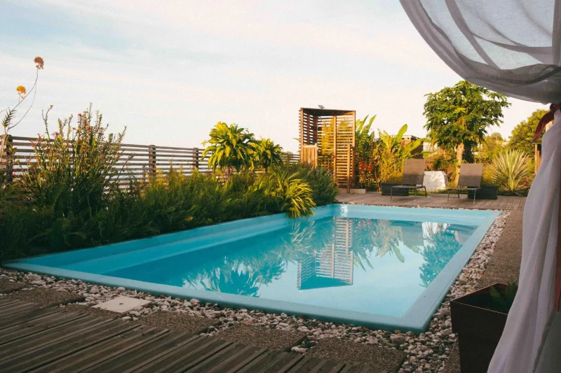 La piscine et le jardin en plein jour