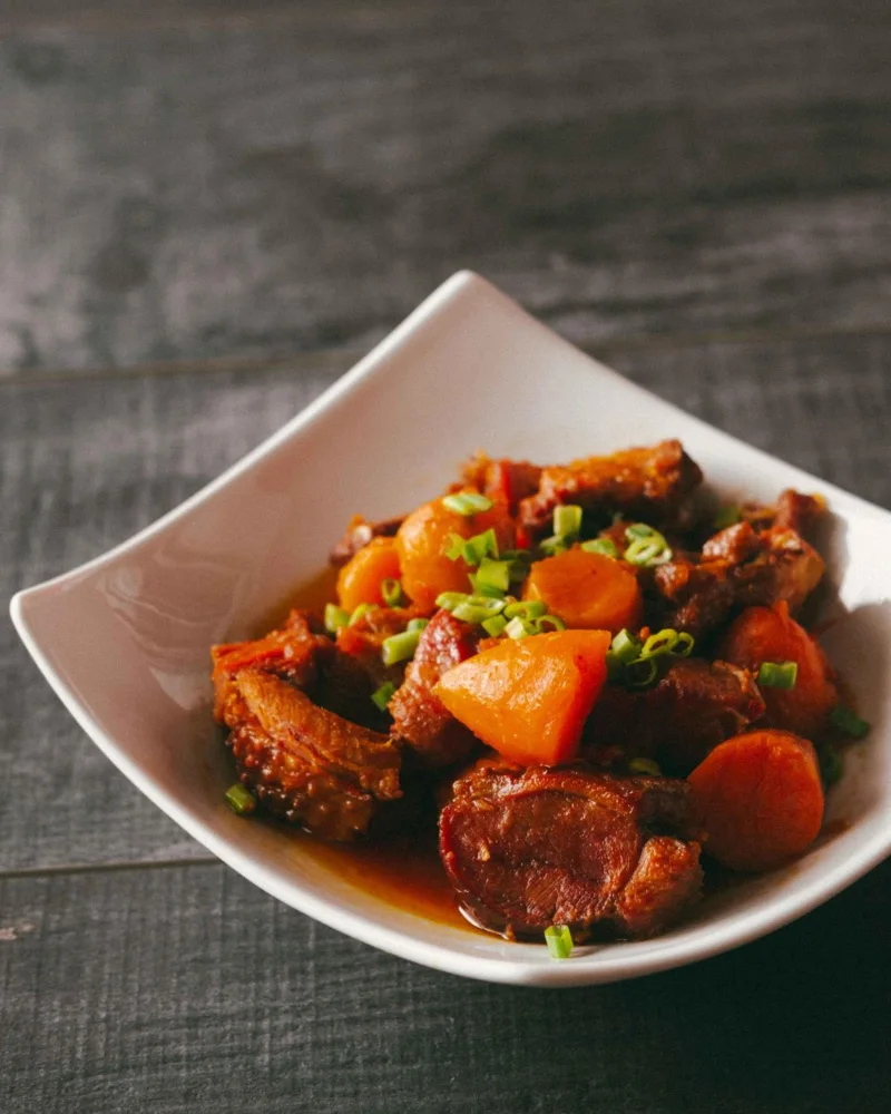 Un plat créole fait maison, servi le soir à la table d'hôtes