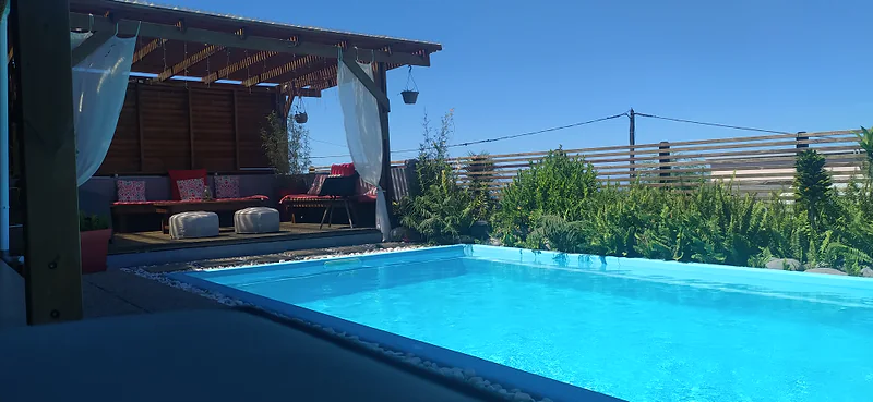 Le salon couvert au bord de la piscine