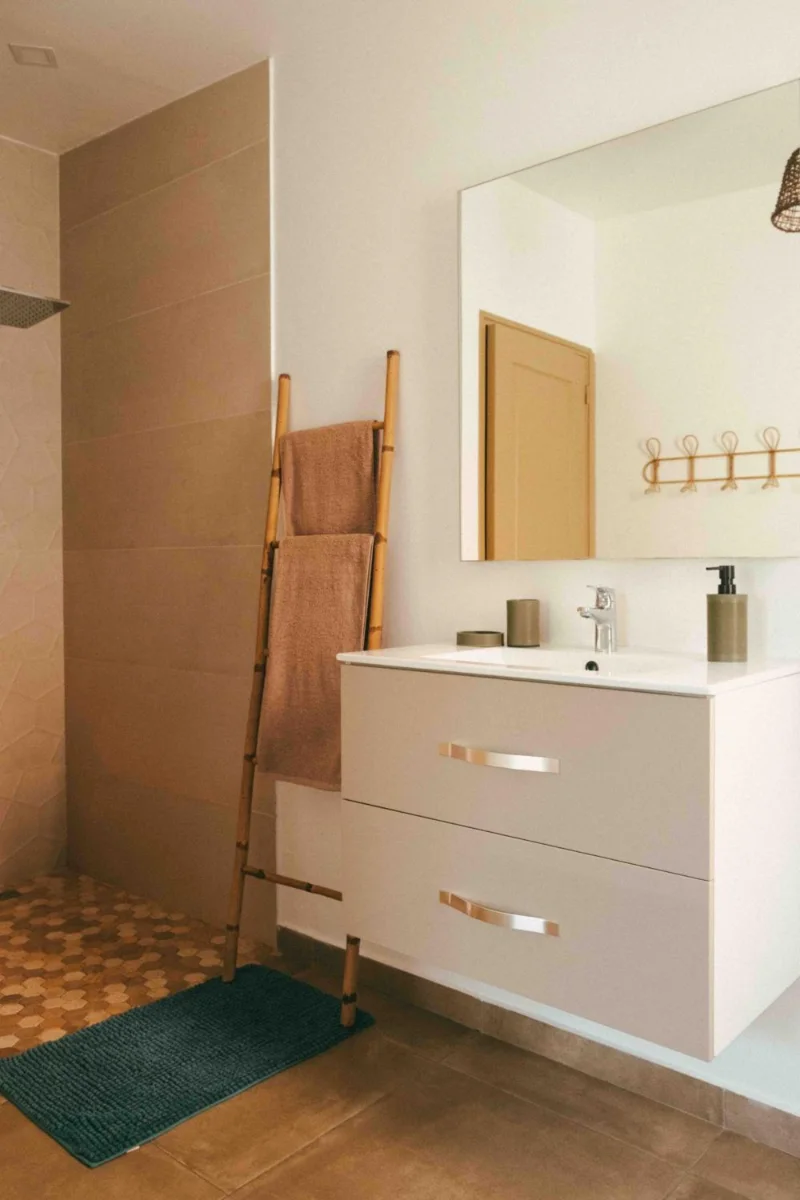 La salle de bain de la chambre, avec sa douche à l'italienne