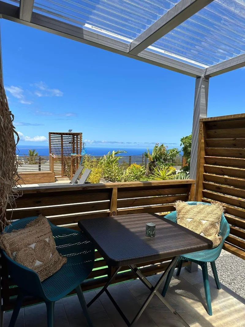 Une terrasse de chambre, sa table et la vue sur l'océan