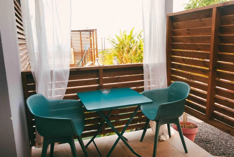 La terrasse de la chambre, sa table et ses deux chaises